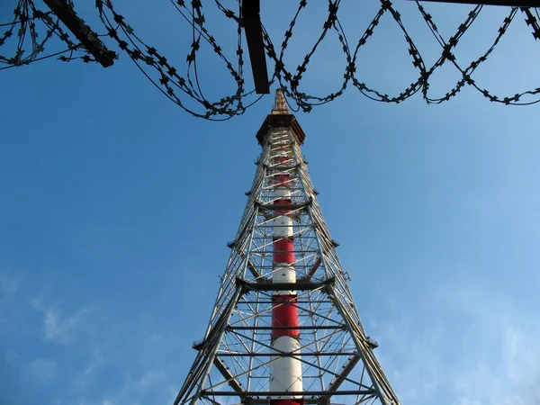 Torre de televisión sobre el fondo azul del cielo — Foto de Stock