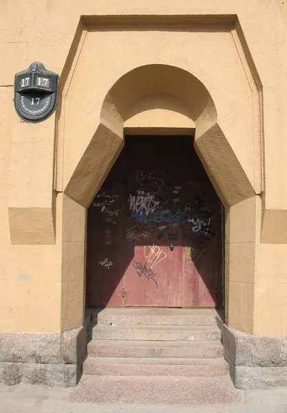 L'entrée principale du bâtiment. St.Pe — Photo
