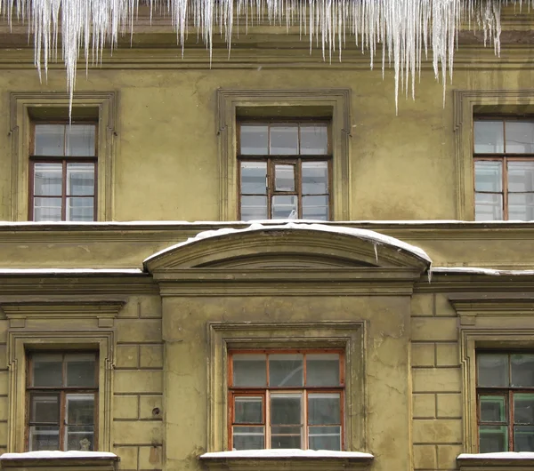 边缘的冰柱。圣彼得堡 — 图库照片