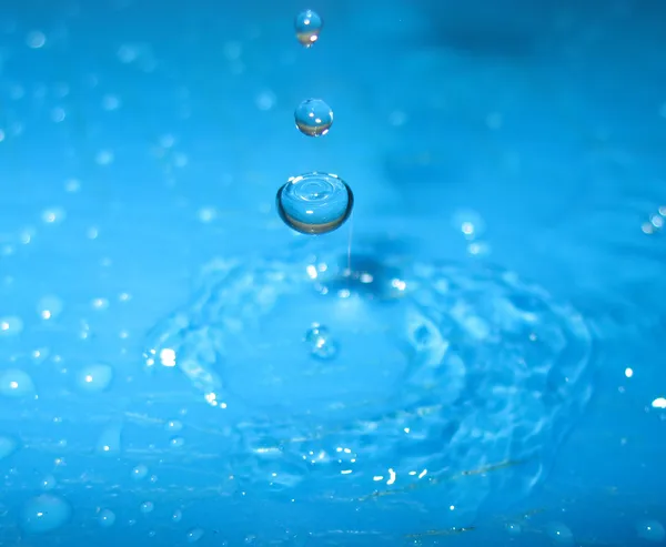 落水的水滴 — 图库照片