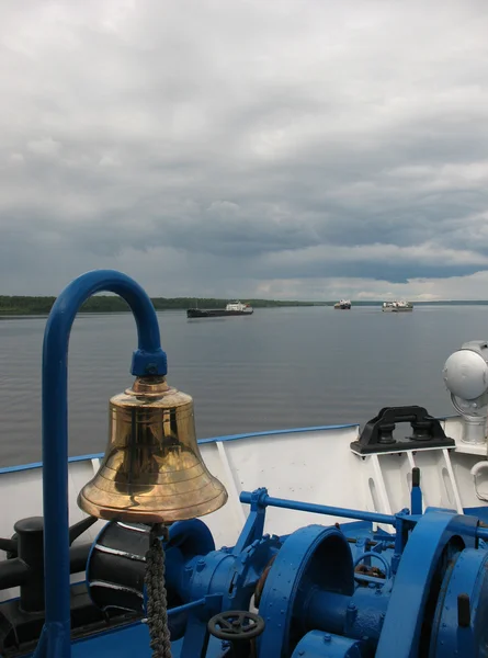 Lodní zvon na příď lodi. — Stock fotografie