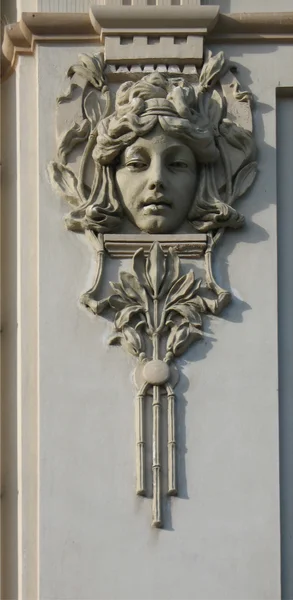 在窗体的女人脸上的浅浮雕 — 图库照片
