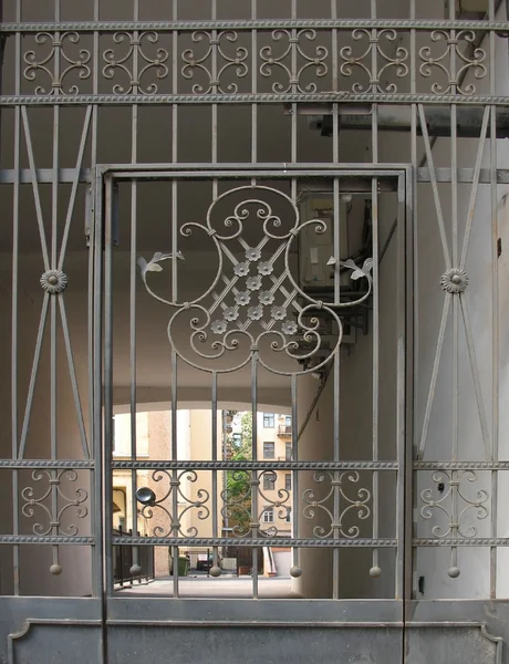 Узорчатые металлические ворота — стоковое фото