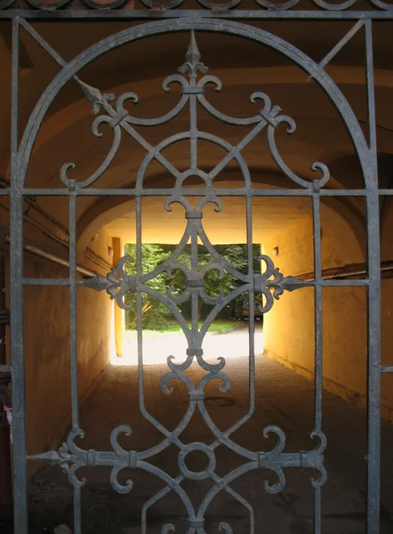 Vista dos padrões em um portão ornamentado — Fotografia de Stock