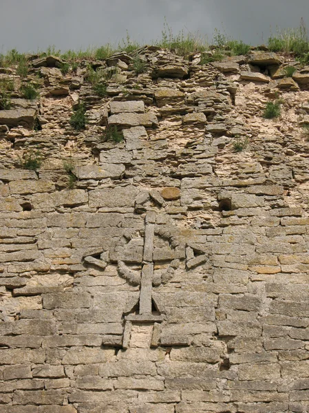 Cruz en la pared de la fortaleza de Izborsk — Foto de Stock