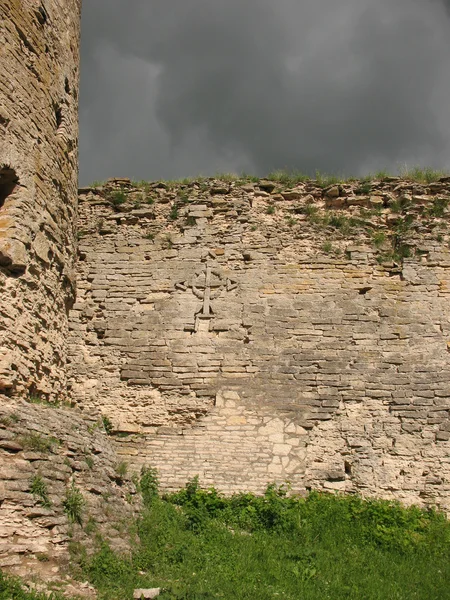 Kreuz an der Mauer der Festung Izborsk — Stockfoto