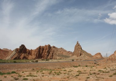 yol boyunca çölde kırmızı kayalar.