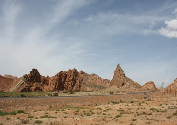 Strada attraverso le rocce rosse nel deserto . — Foto Stock