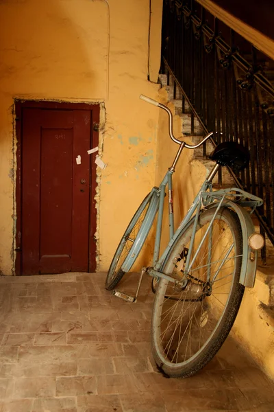 Старый велосипед — стоковое фото