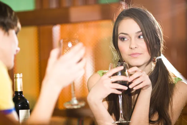 Junge mit netten Mädchen trinken Wein — Stockfoto