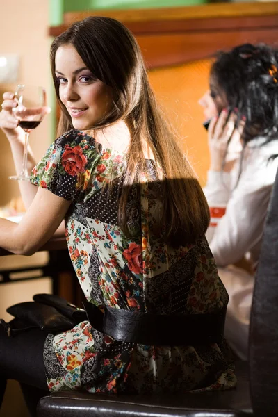 Ragazza con ragazza con occhiali da vino — Foto Stock