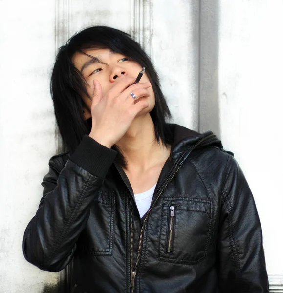 Pensativo asiático homem mordendo unhas — Fotografia de Stock