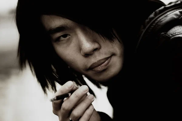 손톱을 물어 뜯고 하는 사려깊은 아시아 남자 — 스톡 사진