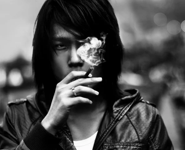 Tırnak ısırma düşünceli Asyalı adam — Stok fotoğraf