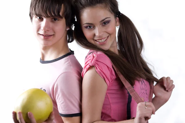 Junge mit Früchten und Mädchen im rosa Kleid — Stockfoto
