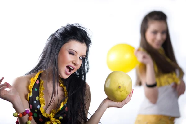 Menina com balão e menina com fruta — Fotografia de Stock
