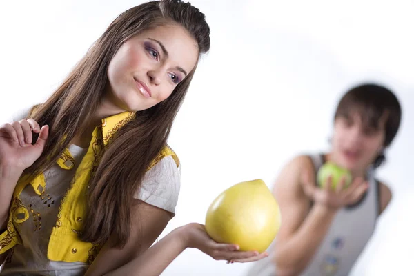 Κορίτσι με φρούτα και αγόρι με μήλο — Φωτογραφία Αρχείου