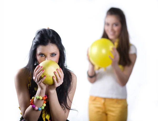 Meisje met fruit en meisje met ballon — Stockfoto