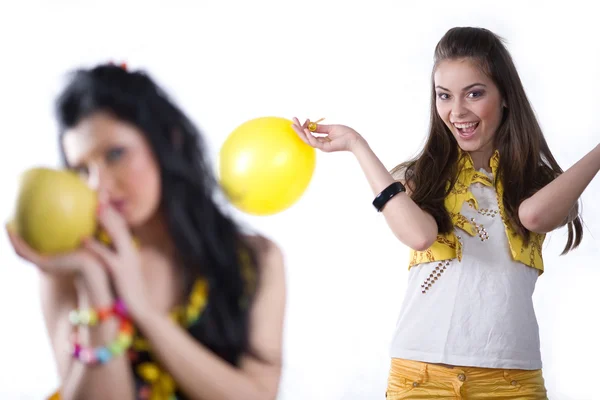 Κορίτσι με κίτρινο μπαλόνι και ωραίο κορίτσι — Φωτογραφία Αρχείου