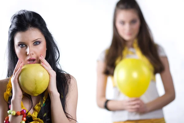 女孩与黄色气球和水果 — 图库照片