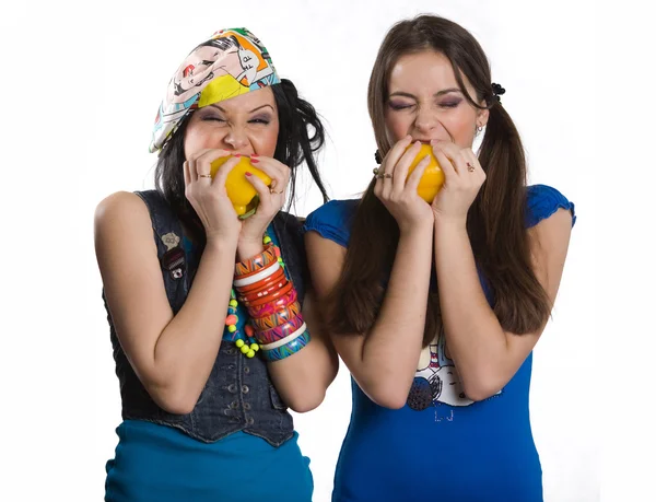 Två tjejer med paprika — Stockfoto