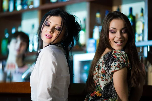 Twee mooie meisjes in bar — Stockfoto