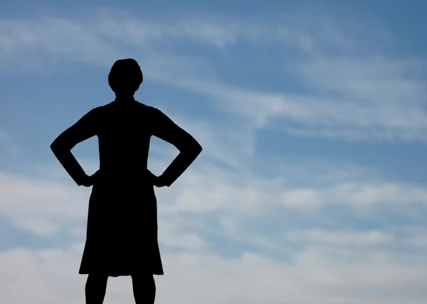 Gökyüzü ile güçlü bir kadın — Stok fotoğraf