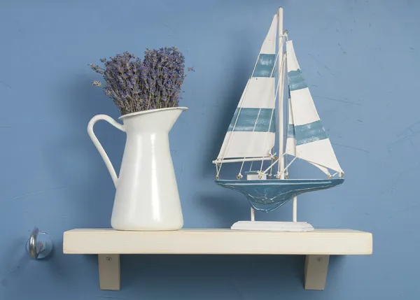 Stillleben mit Lavendel und Segelboot — Stockfoto