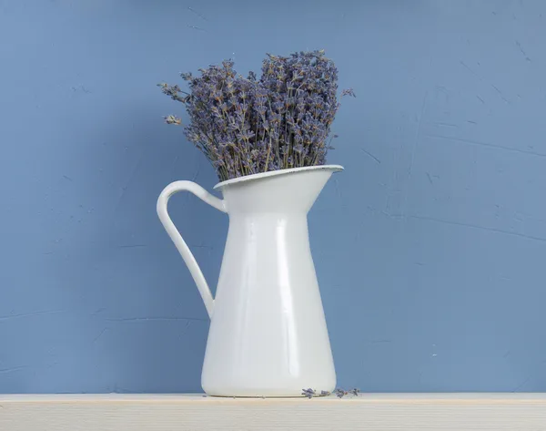 Blau-weißes Stillleben mit Lavendel — Stockfoto