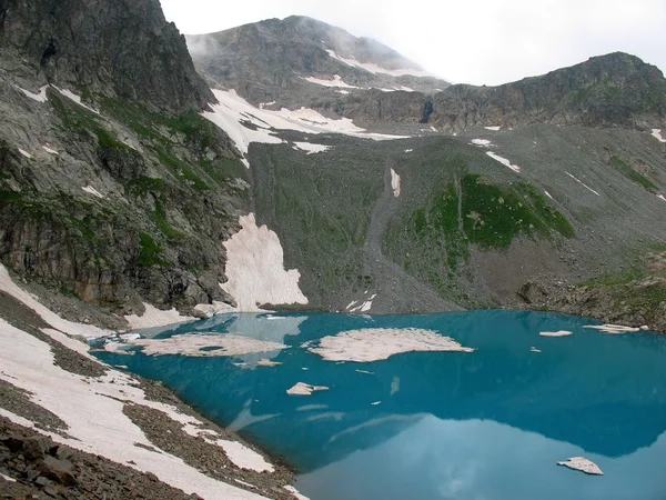 Cáucaso. Lago en las montañas . —  Fotos de Stock