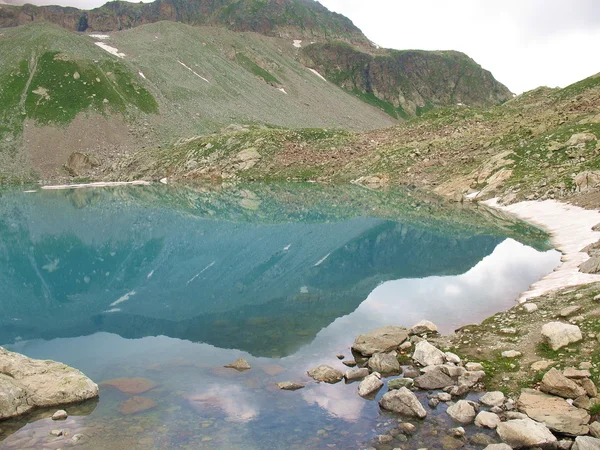 Caucasus. Lake in mountains. — Stock Photo, Image