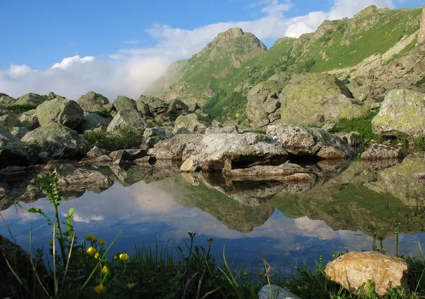 Küçük dağ gölü — Stok fotoğraf