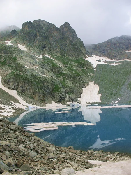 Sjön i bergen. — Stockfoto