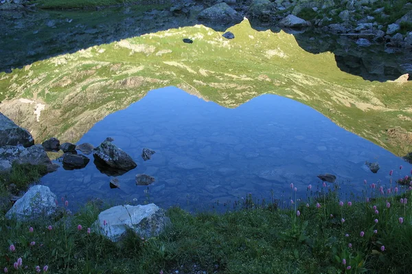 Réflexion des montagnes dans l'eau — Photo