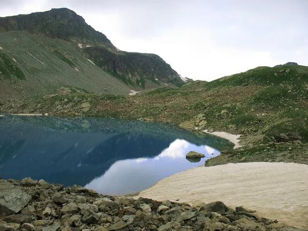 Lac en montagne . — Photo