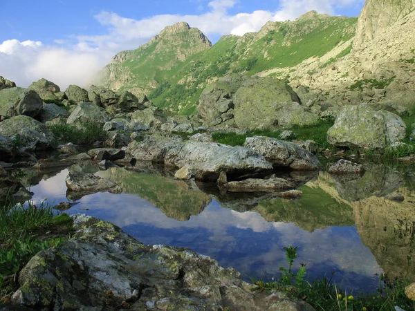 Lago pequeño de montaña — Foto de Stock