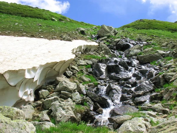 Cours d'eau en montagne — Photo