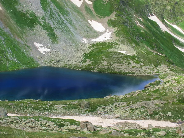 Jezero v horách. — Stock fotografie