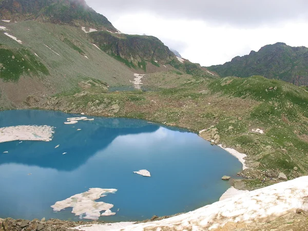 Озеро в горах . — стоковое фото