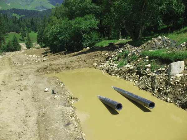 Construction de pipelines en montagne — Photo