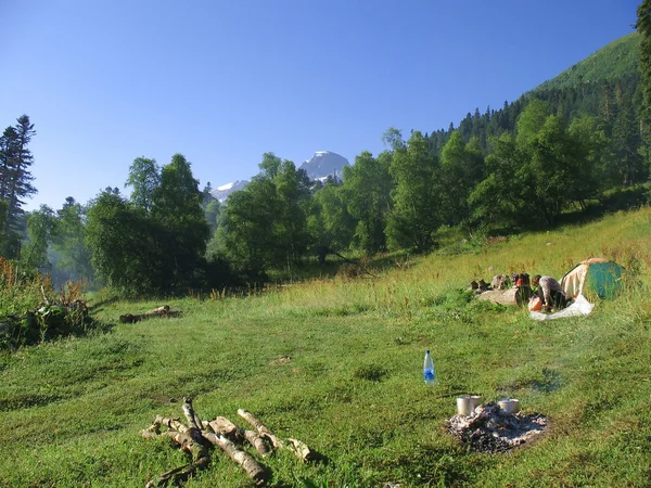 Camp of tourists in mountains — Stock Photo, Image