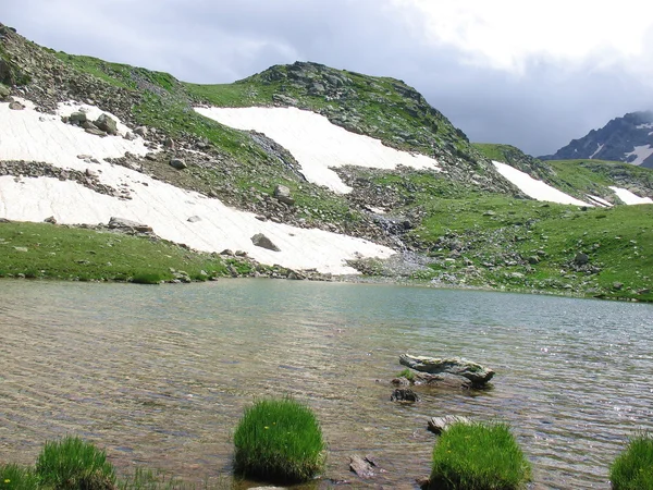 Sjön i bergen. — Stockfoto
