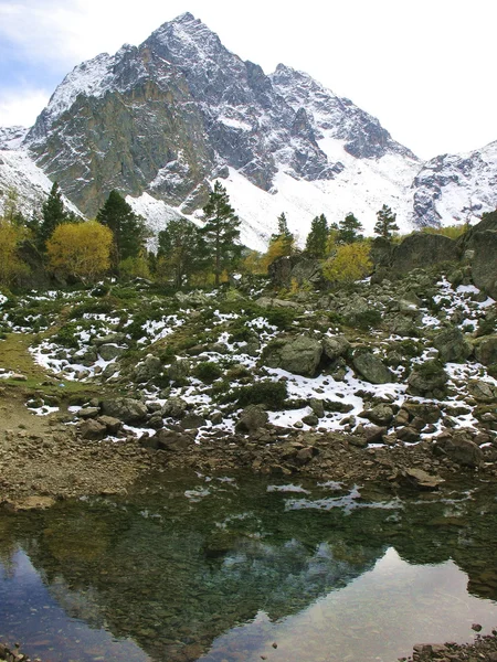 Piccolo lago di montagna — Foto Stock