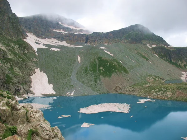 Кавказ. Озеро в горах . — стоковое фото