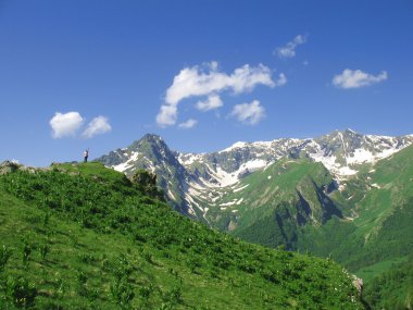 bir uçurum yakın kişi