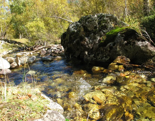 Boulder in a stream — Stock Photo, Image