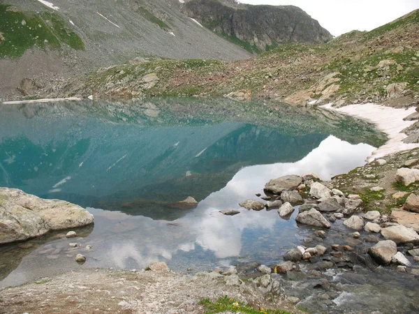 Καυκάσου. λίμνη στα βουνά. — Φωτογραφία Αρχείου