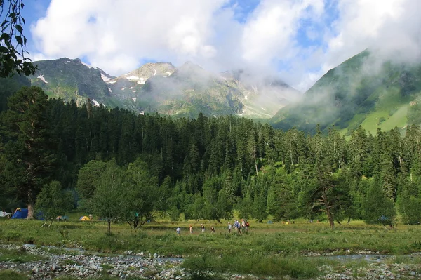 Turistas en las montañas del Cáucaso Imagen De Stock
