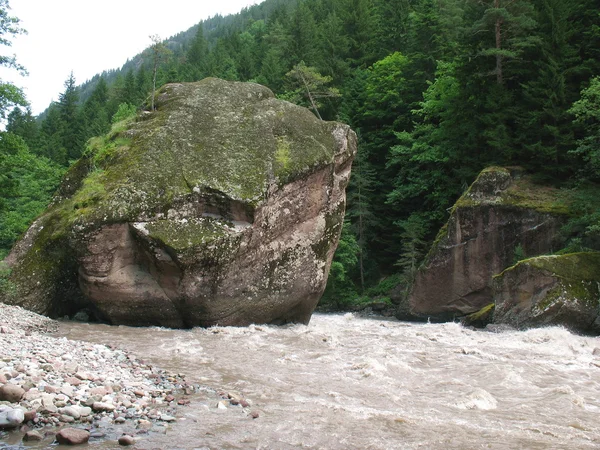 Boulder in a stream — Stock Photo, Image