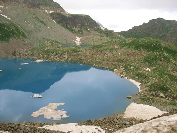 Kaukasus. sjön i bergen. — Stockfoto